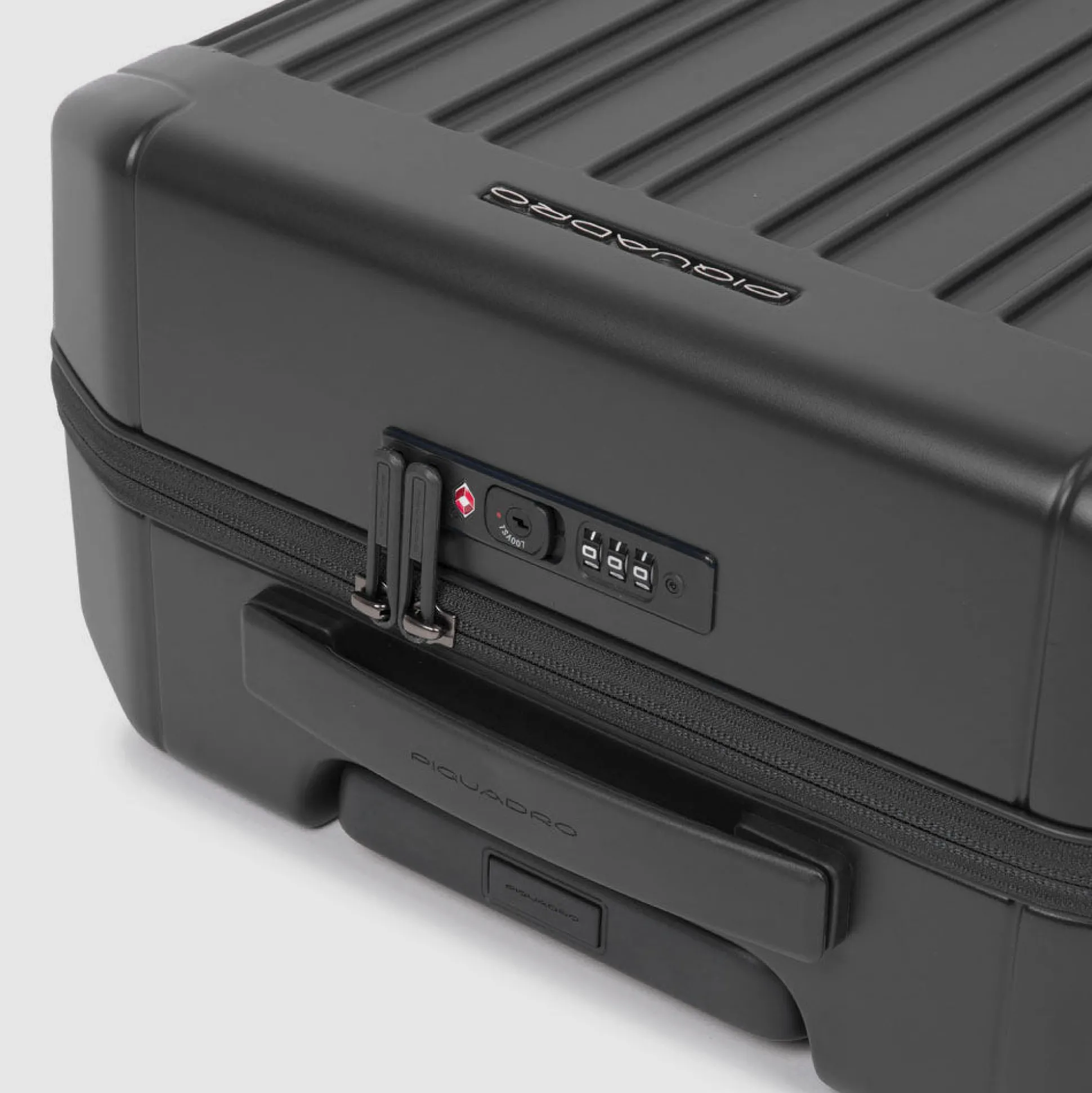 Cabin size, ultra slim hardside spinner | Shop Piquadro