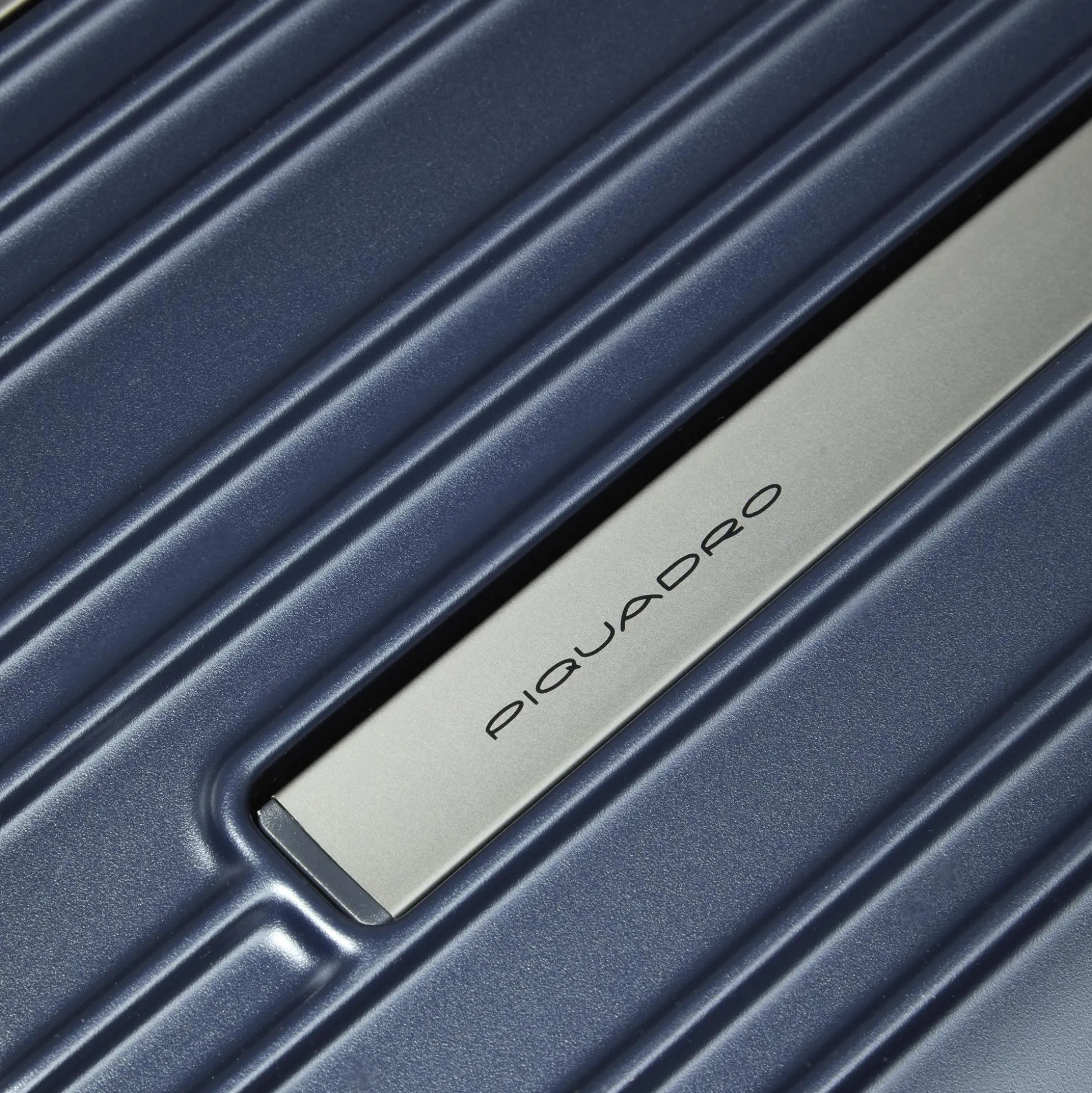 Cabin size, ultra slim hardside spinner | Shop Piquadro