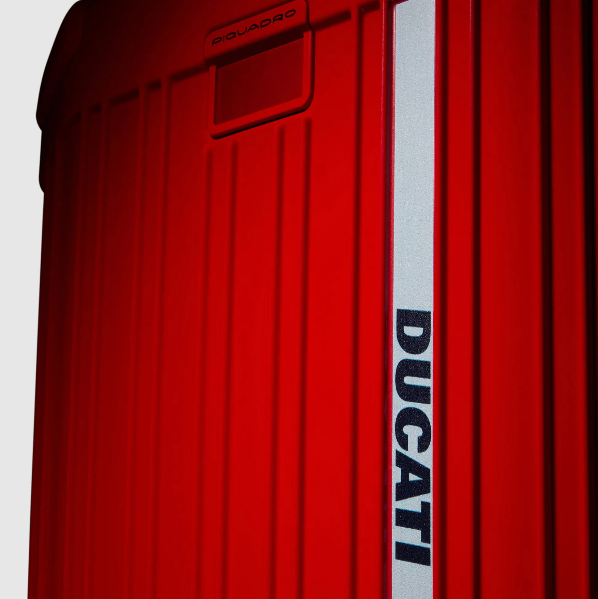 Cabin size, ultra slim hardside spinner | Shop Piquadro