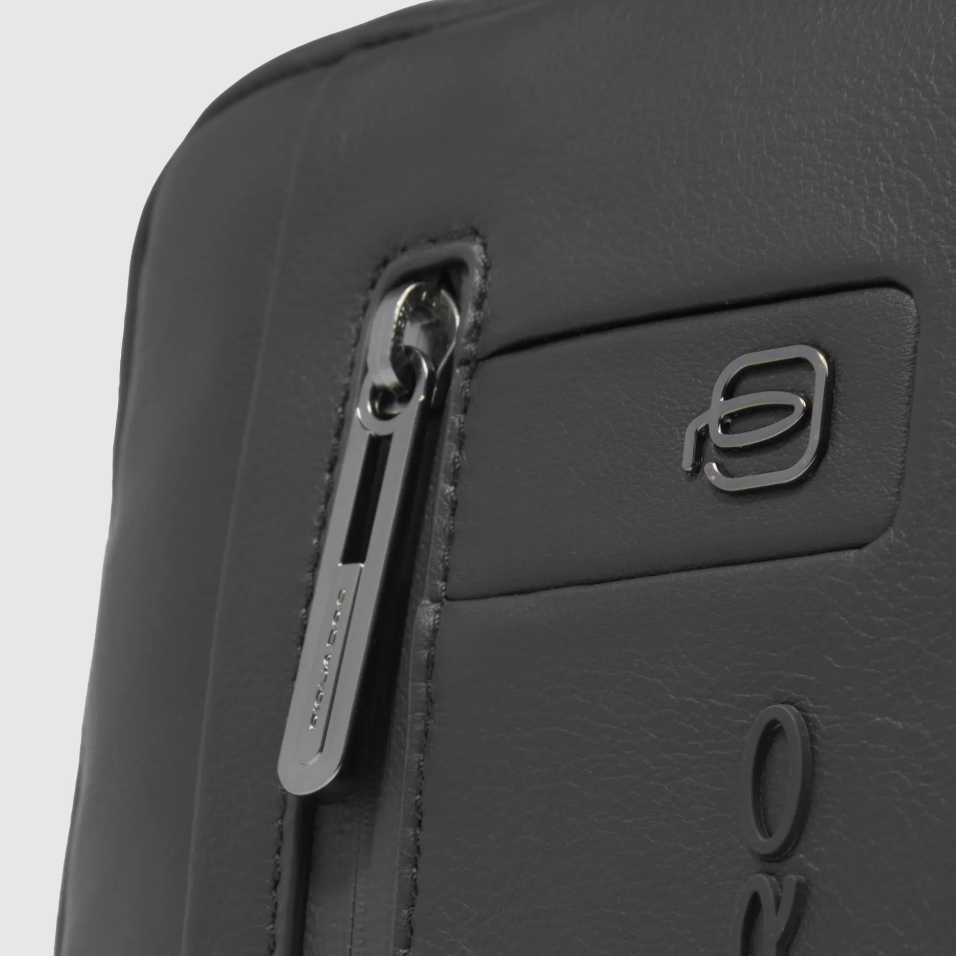 Pocket crossbody bag with iPad®mini | Shop Piquadro