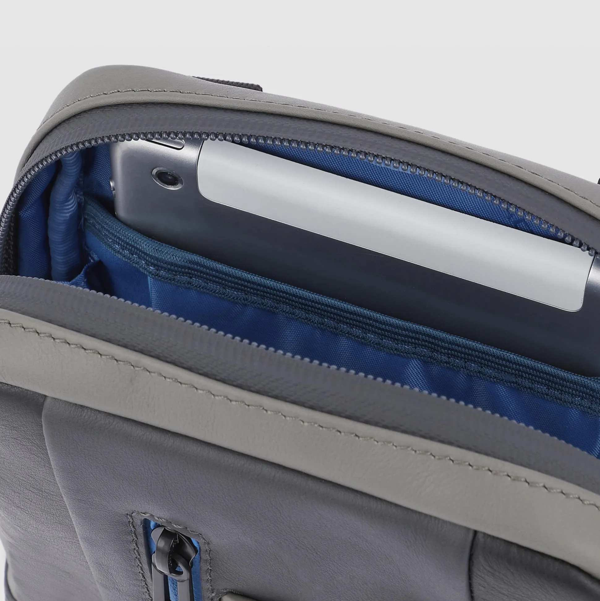 Pocket crossbody bag with iPad®mini | Shop Piquadro